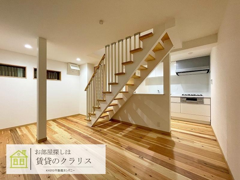 路地奥の現代風京町家の居間・リビング