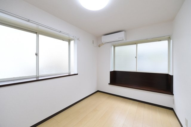 落ち着いた色調の洋室です