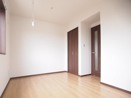 落ち着いて過ごせるお部屋なので、寝室にいかがでしょうか
