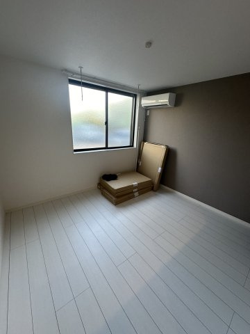 落ち着いた色調の寝室です