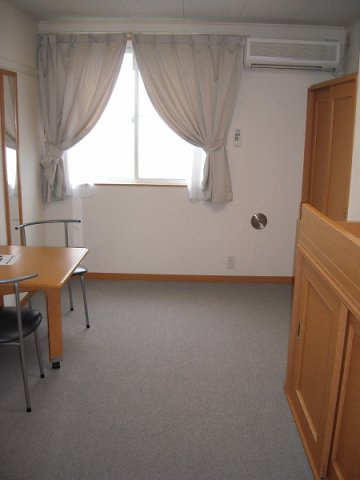 写真は２Ｆのお部屋です。１Ｆはフローリングとなります。