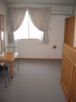 写真は２Ｆのお部屋です。１Ｆはフローリングとなります。