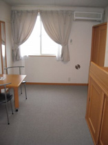 写真は２Ｆのお部屋です。１Ｆはフローリングとなります。