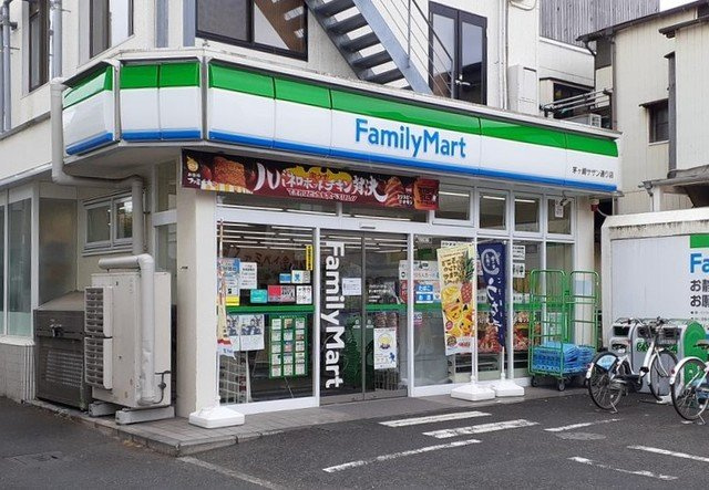 ファミリーマートまで1100m