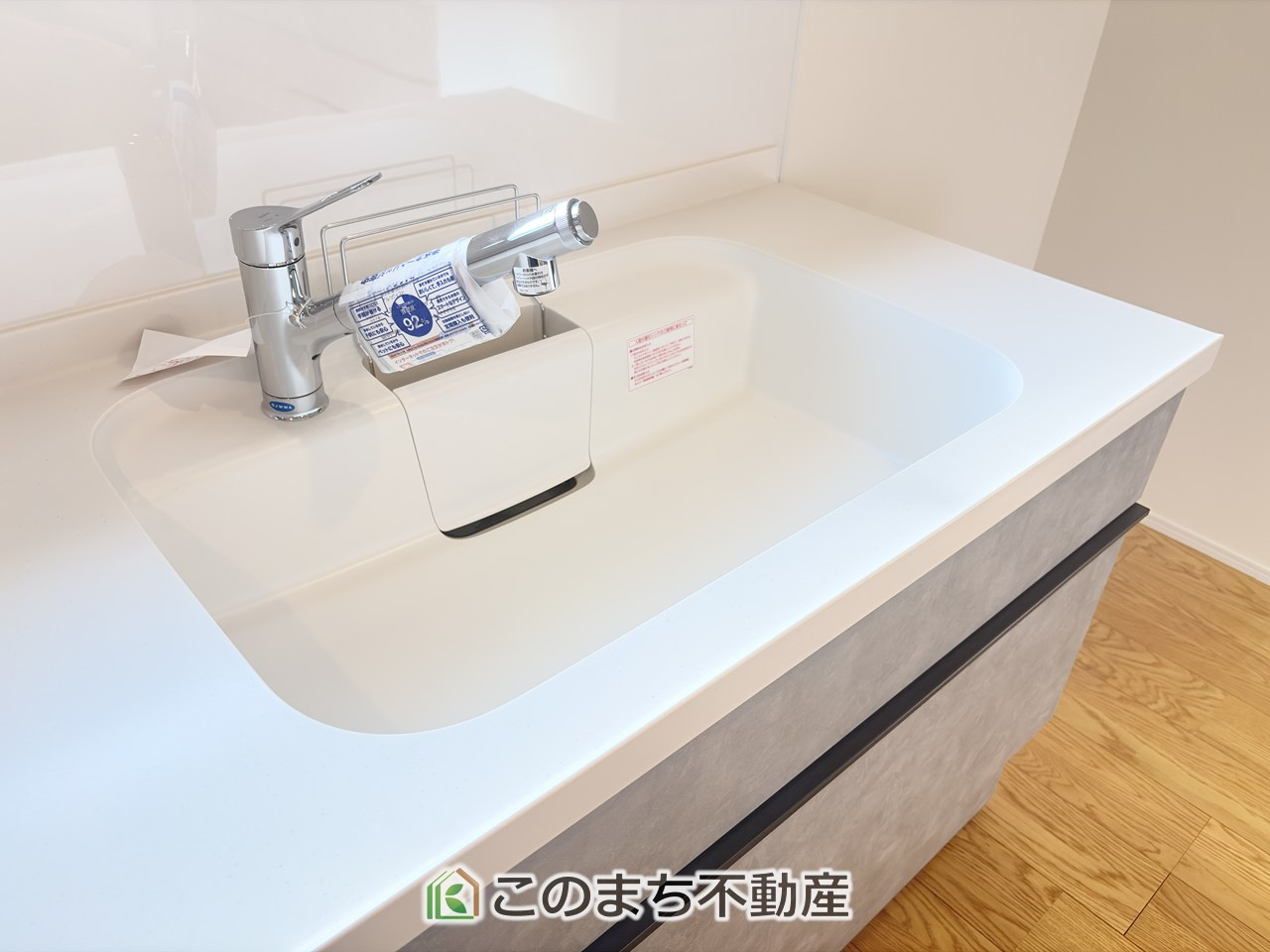 壬生町壬生東小モデル　のキッチン|ビルトイン型浄水器を内蔵したキッチン水栓。お米を研いだり、野菜を洗ったりするときなど用途に応じてワンタッチで浄水に切り替えが可能です。カートリッジ式なので、フィルターを簡単に交換する事が出来ます。