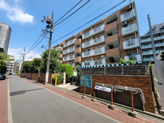 【外観】 | 渋谷区恵比寿西1丁目 代官山ローヤルコーポ 1階 | 駅に近く便利な立地ながらとても静かな住環境です。