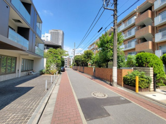 【周辺】 | 渋谷区恵比寿西1丁目 代官山ローヤルコーポ 1階 | 前面道路　居住者以外の車の進入が少ない行き止まり道路
