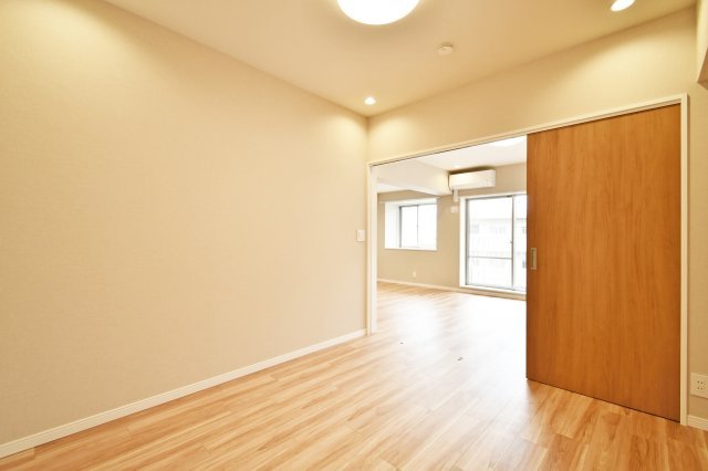 東急ドエルアレス浦和元町の洋室|【洋室①：5.8帖】LDK隣のお部屋です。可動式扉を開けて開放感のある空間にもできますね。主寝室や趣味・在宅ワークのお部屋としてもおすすめのお部屋です。使いやすいお部屋になっています。