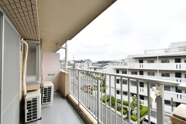 東急ドエルアレス浦和元町のバルコニー|4階部分・南向きバルコニー！陽当たり良好で遮るものがなく、視界も良好。お洗濯も良く乾きますね。JR京浜東北線『北浦和』駅徒歩10分の駅からも近く、生活利便性が高い地域です。