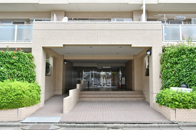 東急ドエルアレス浦和元町のエントランス|当社には住宅ローンのスペシャリストもおります。「お家探し」「住宅ローン」は私達『NEXTplus（ネクストプラス）』 にお任せ下さい。マンションの中高階、高層階では眺望や採光、通風の良さが期待できます