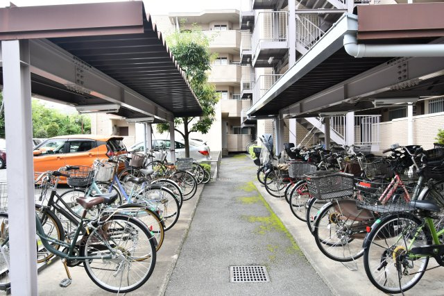 東急ドエルアレス浦和元町の駐輪場|※空き状況は当社まで都度ご確認くださいませ！お子様連れも大歓迎！親御様の目に届くキッズスペースで遊んでいる間に、ご商談可能ですので、ご遠慮なくご利用ください♪
