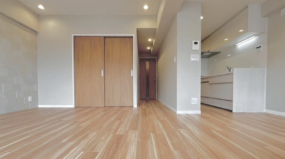 東急ドエルアレス浦和元町の居間・リビング|【LDK：13.7帖】南向きバルコニーからの採光で明るい空間のLDK。キッチンとは仕切りがあり、匂いも届きにくい。玄関やキッチンからの生活動線もスムーズで、使い勝手がよく、落ち着きのある家族空間になる