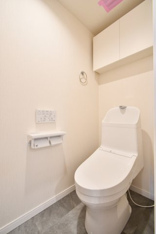 東急ドエルアレス浦和元町のトイレ|水回り交換済、清潔感を保ちやすいトイレ空間。温水洗浄便座付き、毎日使う場所だからこそ快適性をしっかり確保。写真で暮らしを想像し、ご家族で内覧し収納・採光・動線・設備の使い勝手を確認ください。