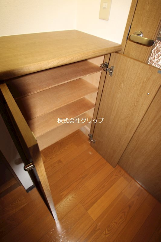 横浜市西区浅間町１丁目の賃貸マンションの玄関