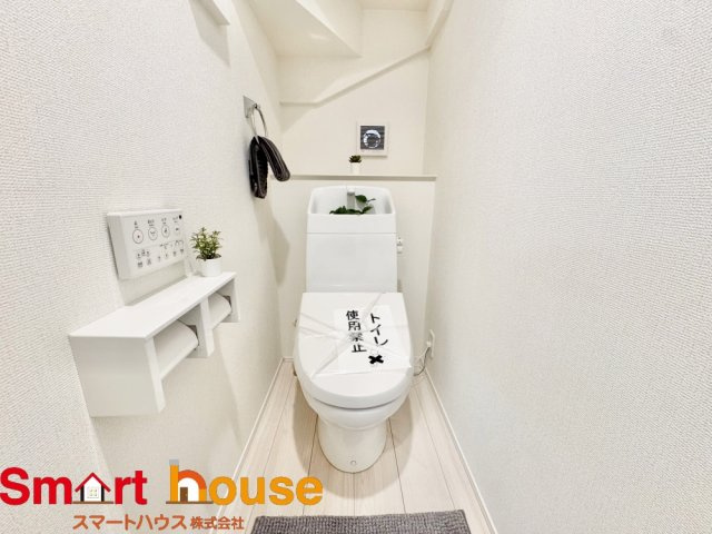 横浜市旭区金が谷２丁目最終1棟のトイレ|節水型でエコなトイレには今では当たり前のウォシュレット付き。換気機能も着いているので常に快適ですね♪