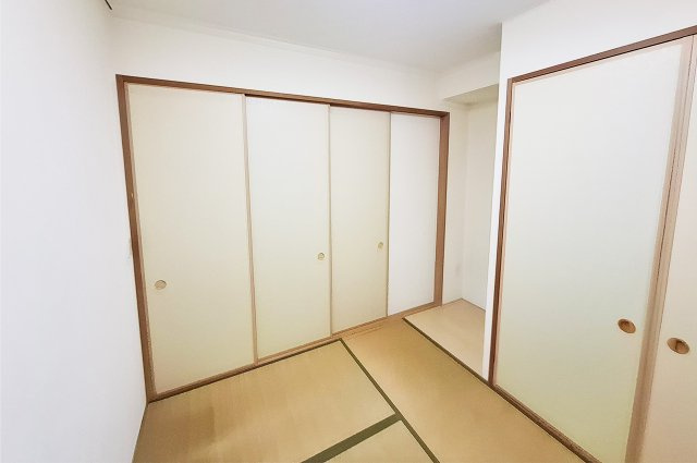 プレミスト津久野駅前プリマガーデンの寝室|和室：約4.6帖の和室は押入収納付き。生活スペースを広く保てます。