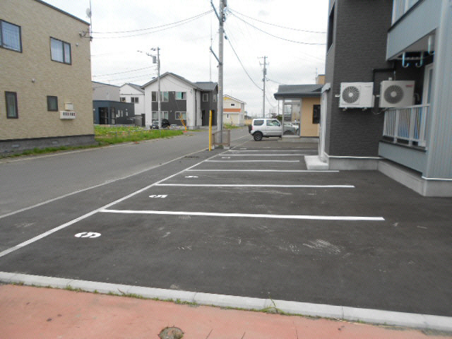 アイン（Ａｎｈ）の駐車場