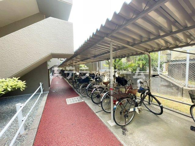 日興千里丘スカイマンションA棟の駐輪場|マンションの駐輪場です