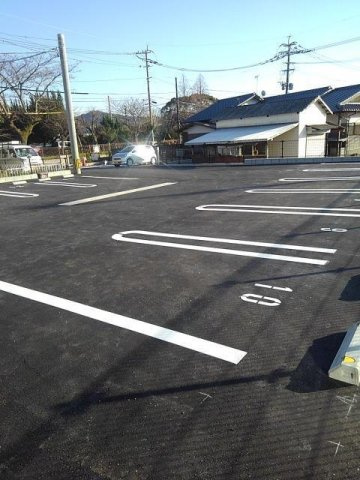 メゾン　ド　アンソレイエの駐車場