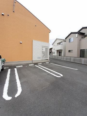 ニューハピネスの駐車場