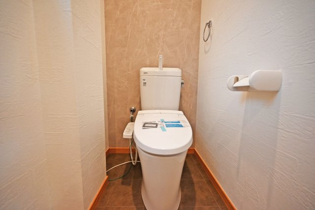 摂津市別府2丁目中古一戸建て│4LDK＋駐車3台可のトイレ|新調済みのトイレでウォシュレット機能が付いており、清潔で心地よくご利用いただけます。