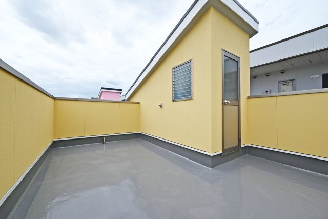摂津市別府2丁目中古一戸建て│4LDK＋駐車3台可のバルコニー|ルーフバルコニー
目の前に高い建物がないため、空の広がりを感じられる開放的な住環境です。