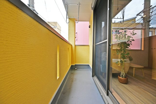 摂津市別府2丁目中古一戸建て│4LDK＋駐車3台可のバルコニー|2ヶ所にベランダを設けているため、洗濯物の量が多い日でもゆとりを持って干すことができます。