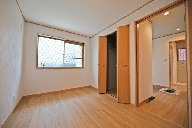摂津市別府2丁目中古一戸建て│4LDK＋駐車3台可の洋室|洋室約6.7帖
玄関から一番近い居室で、小さなお子様のお昼寝や客間としても重宝します。