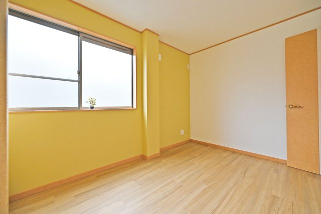 摂津市別府2丁目中古一戸建て│4LDK＋駐車3台可の寝室|洋室約5.2帖
黄色のアクセントクロスを採用した、上品でおしゃれな洋室です。