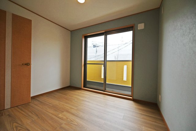 摂津市別府2丁目中古一戸建て│4LDK＋駐車3台可の洋室|洋室約5.3帖
シンプルな内装でまとめられた居室は、お好みの家具やインテリアが映える空間です。