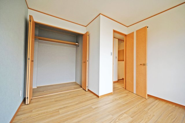 摂津市別府2丁目中古一戸建て│4LDK＋駐車3台可の収納|収納力のあるクローゼット付きで、上部棚には収納ボックスを使って季節物も整理できます。