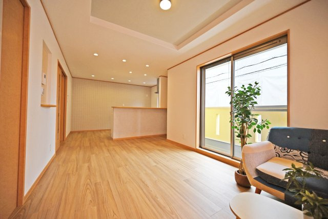 摂津市別府2丁目中古一戸建て│4LDK＋駐車3台可の居間・リビング|LDK約15.7帖
大きな開口部からたっぷりと陽光が差し込むリビングダイニング。明るく開放感のある空間で、ご家族との団らんを心地よく楽しめます。
