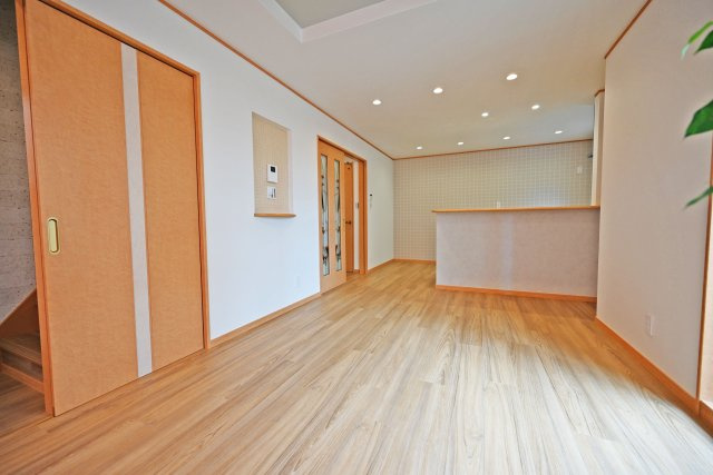 摂津市別府2丁目中古一戸建て│4LDK＋駐車3台可の居間・リビング|キッチンとリビングに一体感を持たせ、家族のコミュニケーションがとりやすい設計です。