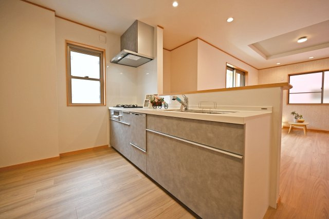 摂津市別府2丁目中古一戸建て│4LDK＋駐車3台可のキッチン|収納力のあるシステムキッチン。リビングを一望できる対面式のため、お子様の様子を見守りながら家事ができます。