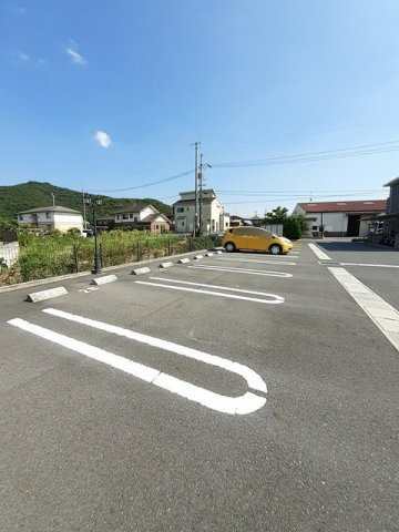 トゥールビヨン　Ⅳの駐車場