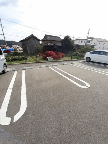 エルヴィータ・ウーノの駐車場