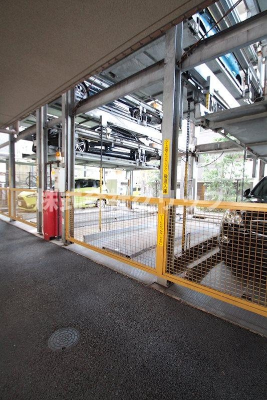 グリフォーネ横浜・中央の駐車場