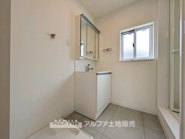 府中市日新町 中古戸建ての独立洗面台|【Powder Room】
◆毎日の身支度に◆独立した洗面スペースは、朝の準備から帰宅後の手洗いまで幅広く活躍。水まわりをまとめやすく、日々の生活動線にも配慮された設備です。
