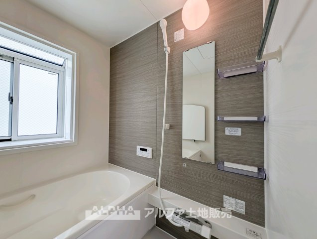 府中市日新町 中古戸建ての浴室|【Bathroom】
◆一日の疲れを癒す◆浴槽に浸かってくつろげるバスルーム。シャワー水栓や換気扇も備え、入浴からお手入れまで使いやすい、毎日の暮らしに欠かせない空間です。