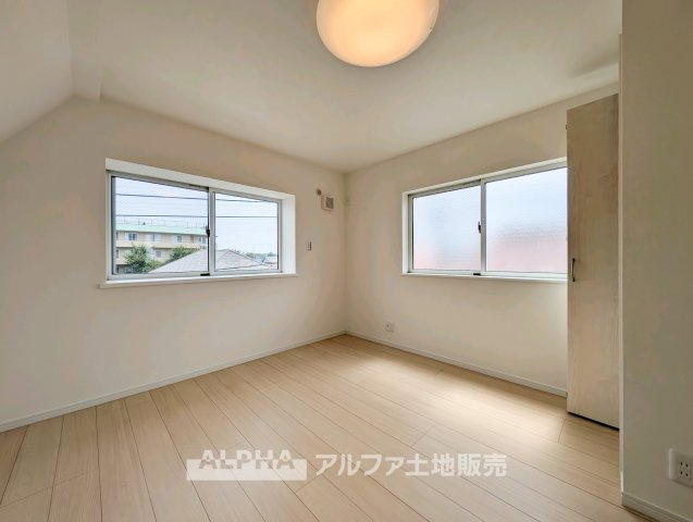 府中市日新町 中古戸建ての洋室|【Western Room】
◆多目的に使える洋室◆ベッドルームや子ども部屋、書斎などライフスタイルに合わせて活用可能。家具の組み合わせ次第で、自分らしい居室づくりを楽しめます。