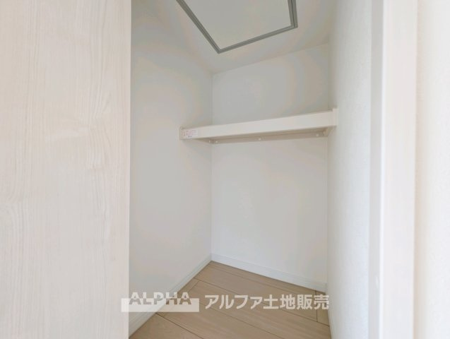 府中市日新町 中古戸建ての収納|【Storage】
◆すっきり片付く住空間◆衣類や日用品などをまとめて収納でき、居室を広く使いやすい収納スペース。物の定位置をつくることで、日々の整理整頓にも役立ちます。