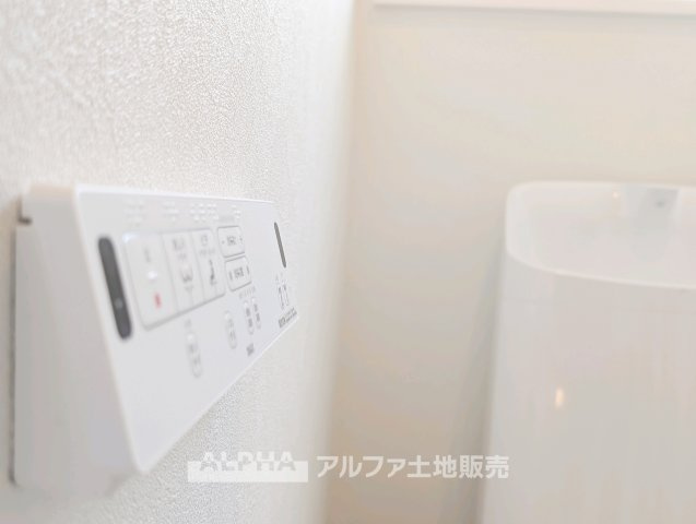 府中市日新町 中古戸建てのトイレ|【Toilet】
◆快適な水まわり◆温水洗浄便座一体型のトイレを採用。毎日使用する場所だからこそ、使いやすさに配慮された設備で、清潔感のある空間を保ちやすくなっています。