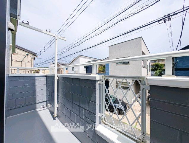 府中市日新町 中古戸建てのバルコニー|【Balcony】
◆暮らしに便利な屋外空間◆洗濯物や布団を干すスペースとして活躍するバルコニー。住空間の外に使える場所があることで、毎日の家事にも便利です。