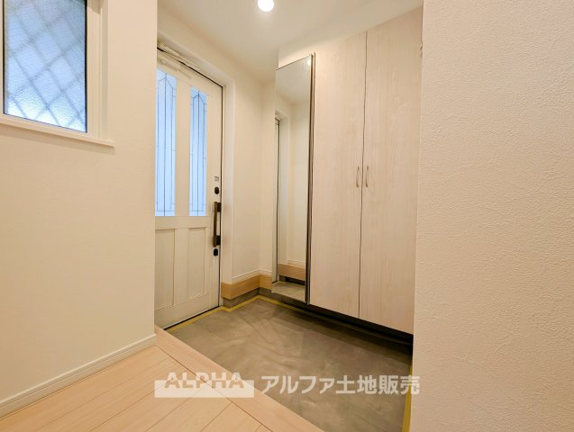 府中市日新町 中古戸建ての玄関|【Entrance】
◆住まいの第一印象◆玄関は毎日の外出や帰宅を迎える大切な空間。靴や小物を整理しやすく、すっきりとした状態を保つことで気持ちよく使えるスペースです。