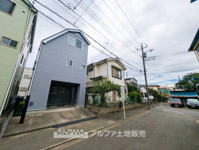 府中市日新町 中古戸建ての外観|【Exterior】
◆落ち着いた佇まい◆周囲の街並みに馴染むすっきりとした外観。毎日の暮らしをイメージしやすい住まいで、家族との新しい生活をここから始められます。