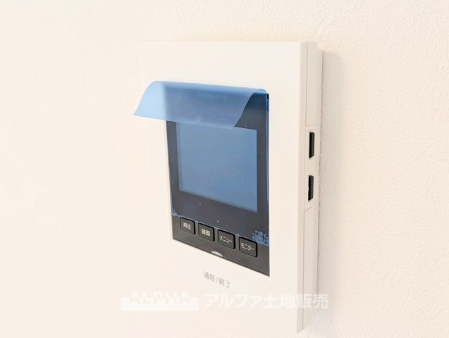 府中市日新町 中古戸建てのセキュリティ|【Color Monitor Intercom】
◆来訪者を画面で確認◆カラー画面付きインターホンを備え、室内から訪問者を確認してから応対できます。
