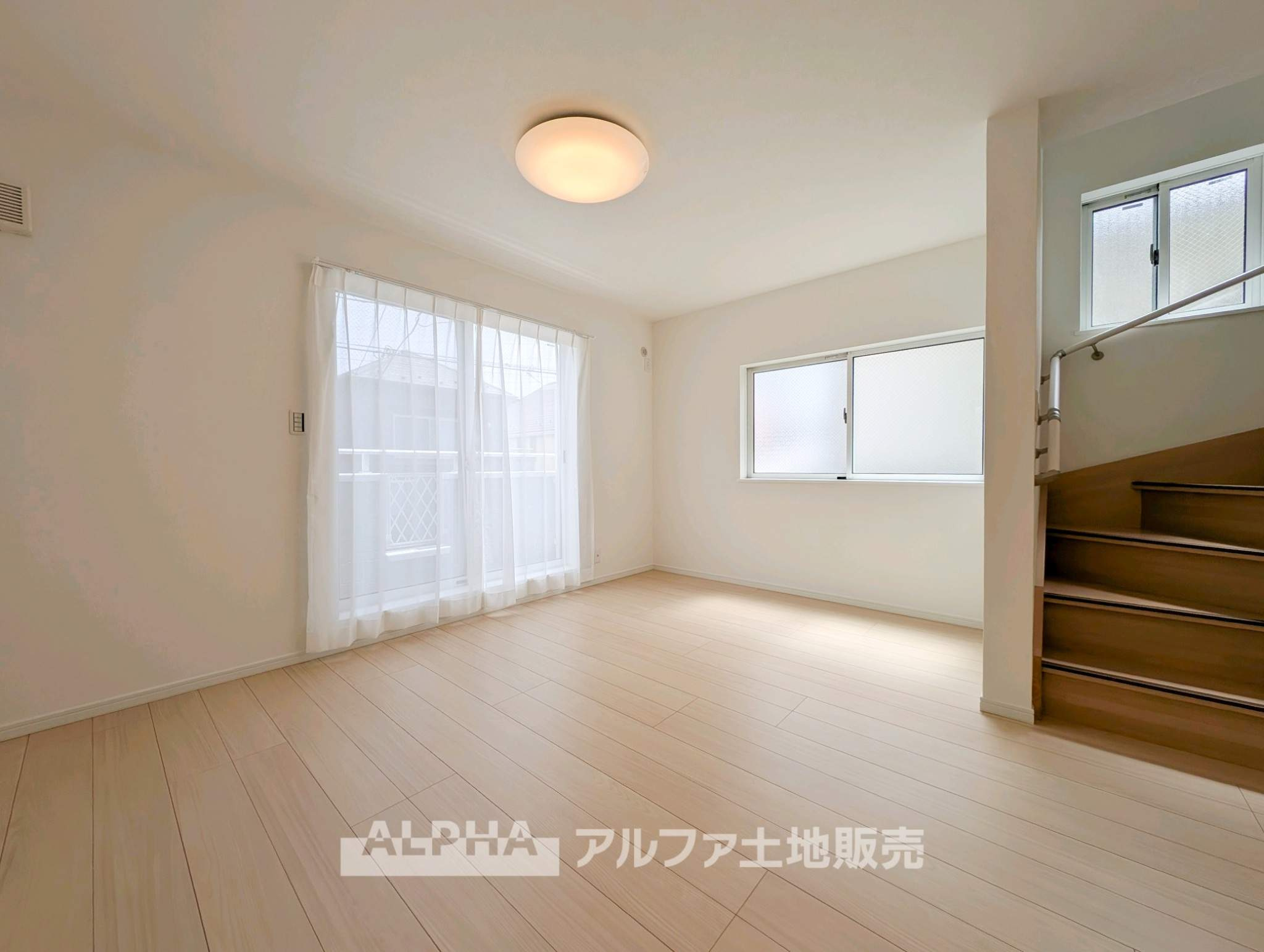 府中市日新町 中古戸建ての居間・リビング|①【Bright Living】
◆家具選びも楽しめる◆約14.2帖のLDKは、インテリアの組み合わせで自分好みの空間づくりが可能。