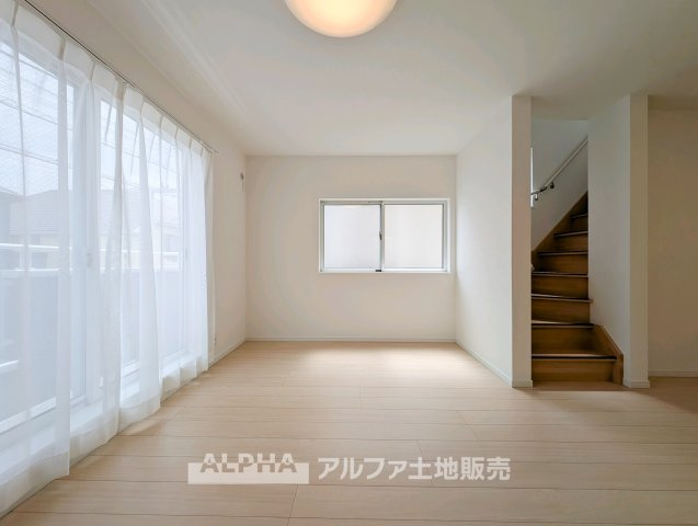府中市日新町 中古戸建ての居間・リビング|【Living Room】
◆家族が集う空間◆約14.2帖のLDKは、ソファやダイニングテーブルを配置しやすい広さ。食事や団らんなど、家族で過ごす時間を心地よく楽しめます。
