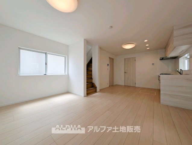 府中市日新町 中古戸建ての居間・リビング|【Living Space】
◆暮らしの中心に◆家族が自然と集まる約14.2帖のLDK。ダイニングとリビングそれぞれのスペースを確保しやすく、日々の生活に使いやすい空間です。
