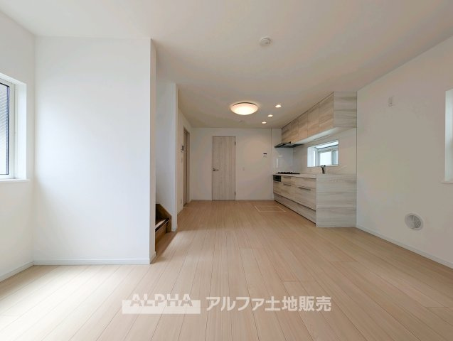 府中市日新町 中古戸建ての居間・リビング|【Family Living】
◆会話が広がるLDK◆キッチンとリビングがつながる約14.2帖の空間。料理をしながら家族の様子を感じられ、食事からくつろぎの時間まで一体感のある暮らしを楽しめます。
